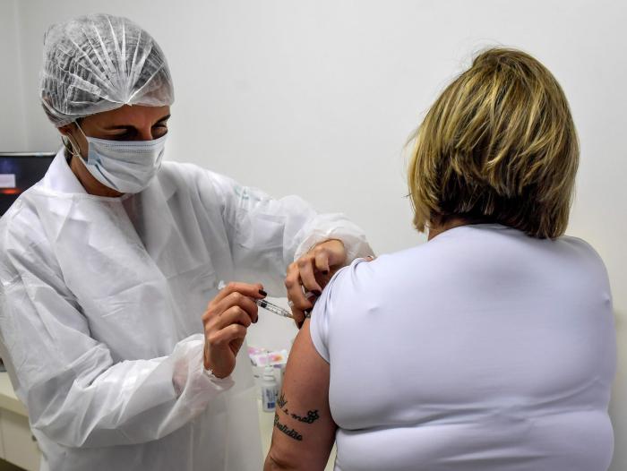  «No hay una vacuna mejor que otra»: mensaje de ministro a colombianos que desconfían