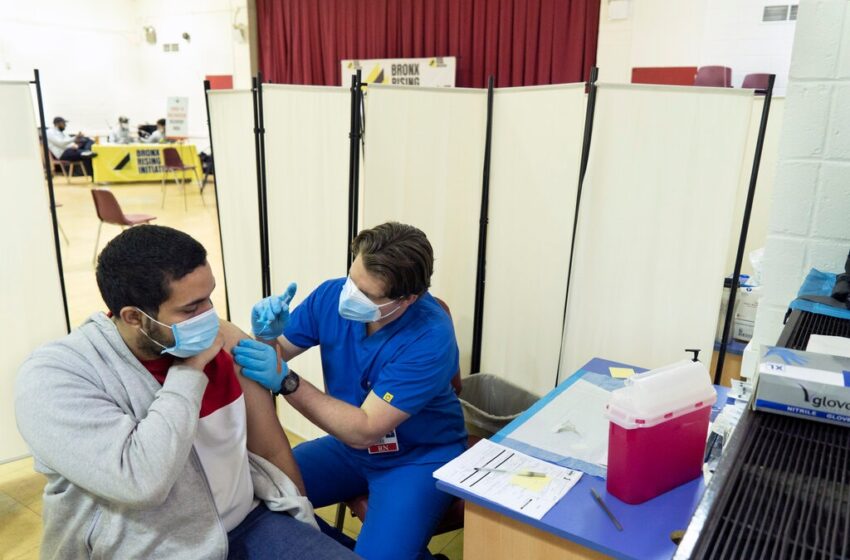  ¿Las personas vacunadas pueden contagiar el virus? No sabemos, dicen los científicos