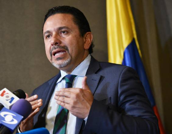  Miguel Ceballos, alto Comisionado para la Paz, anuncia su salida del Gobierno