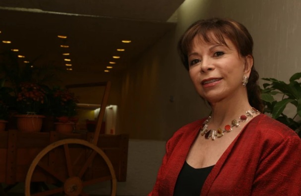  Isabel Allende se conmueve ante la serie de Prime Video sobre su vida