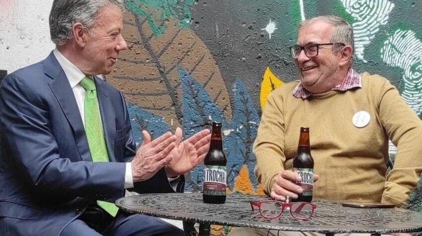  Santos y Timochenko brindan con las cervezas de los firmantes de la paz