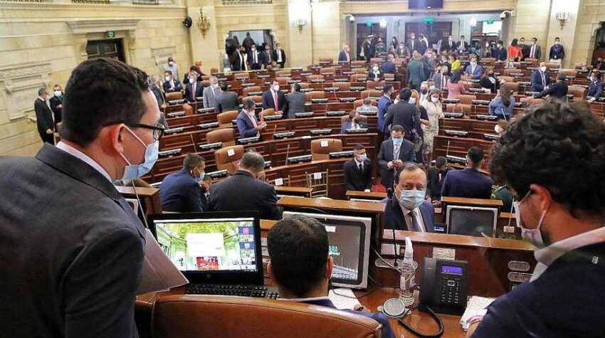  Se aprobó polémico artículo que es calificado como censura a la prensa