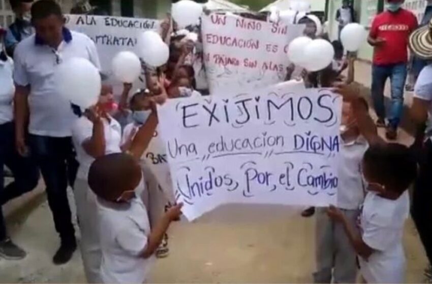  EN BATATA NIÑOS PROTESTAN POR NO TENER MAESTROS.