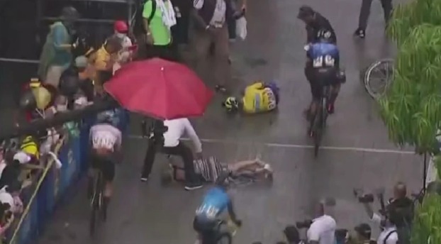  Ganador de etapa en la Vuelta a Colombia terminó atropellando a su esposa