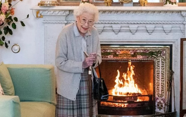  La reina Isabel II, bajo supervisión médica en su residencia de Balmoral. La familia real viaja para estar con ella