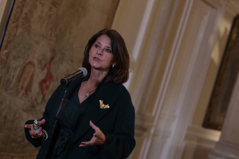  “Así lo dejó usted”: critican a excanciller Ramírez por denunciar demoras en filas de migración en El Dorado