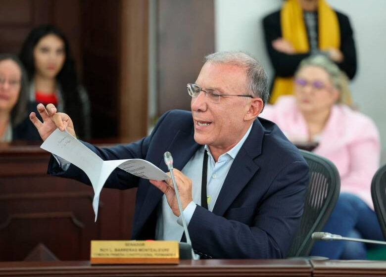  “Esta es mi posición sobre la reforma política”: Roy Barreras rompió documento en plena sesión