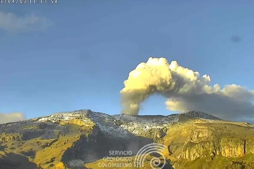 Volcán Nevado del Ruiz está emitiendo cenizas a 1.600 metros de altura: reporte de posible erupción
