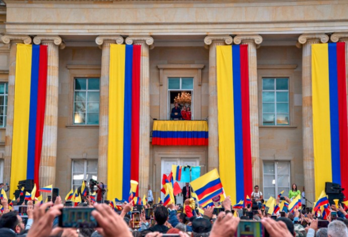  Ante la crisis, Petro vuelve al balcón este lunes en búsqueda de apoyos