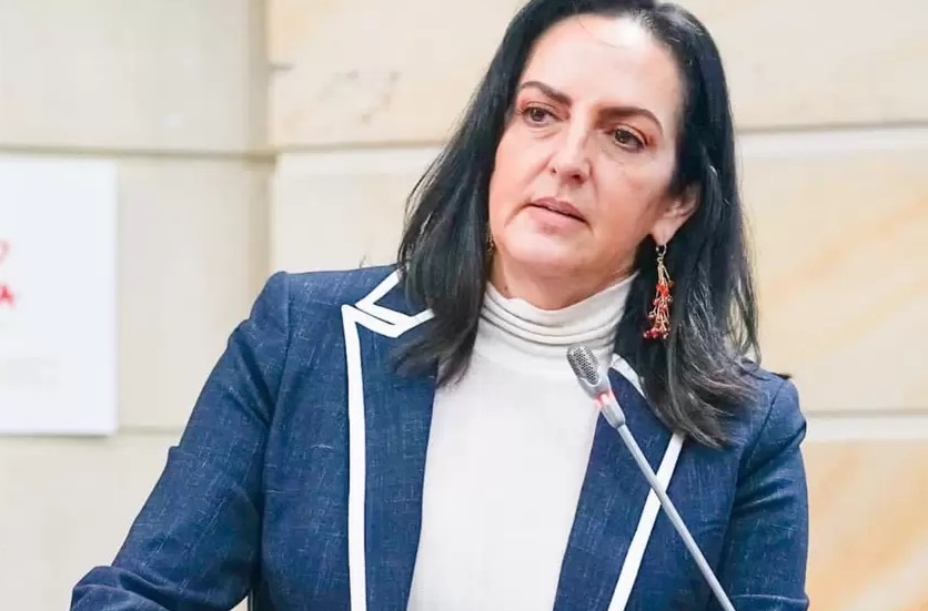  María Fernanda Cabal arremete contra Petro y minDefensa por atentados con carros bomba en el Cauca