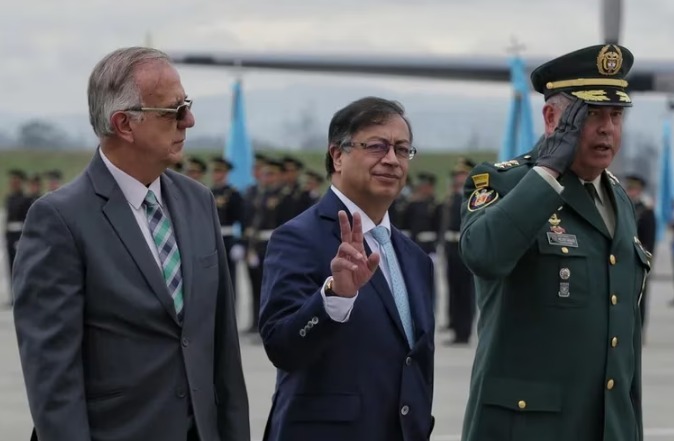  Petro ordenó a la fuerza pública usar un “lenguaje de desescalamiento” frente al ELN y reconocerlo como organización rebelde