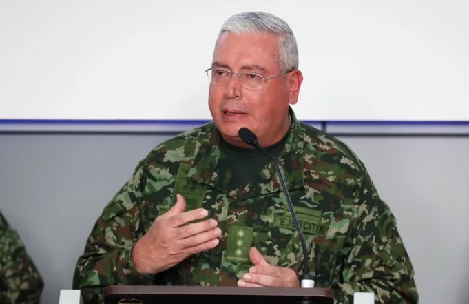  Para evitar más “escándalos”, comandante de las FF. MM. prohíbe a militares en combate uso de celulares