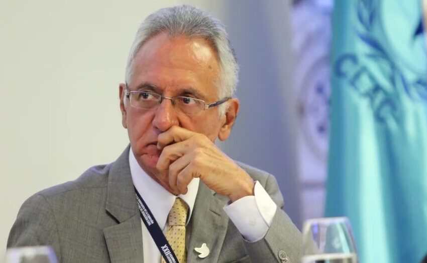  Denunciaron al ministro Guillermo Jaramillo en la Fiscalía por caso de piloto del Pacto Histórico con nexos con el narcotráfico