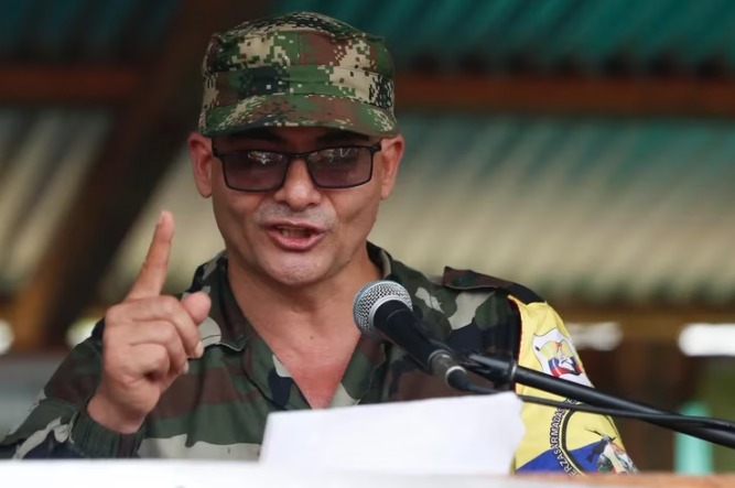  ‘Iván Mordisco’ le envió duro mensaje al Gobierno que pone en peligro diálogos con las disidencias: “Sin un decreto de cese al fuego, no se instalará la mesa”