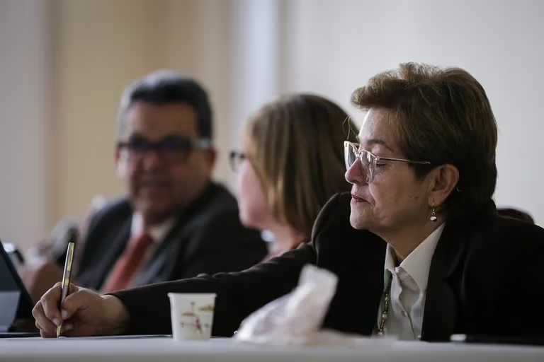  Salario mínimo 2024: ministra del Trabajo anuncia “movimientos interesantes” a tres días del límite para llegar a un acuerdo