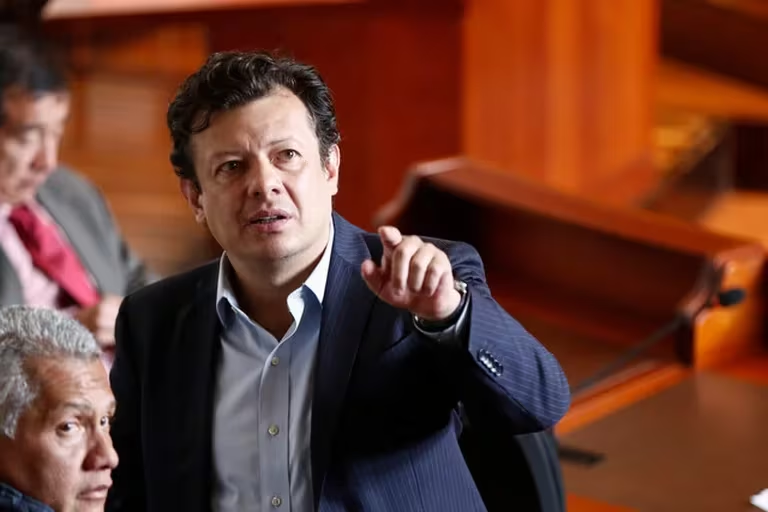 Víctimas que denunciaron a Hollman Morris han sido amenazadas luego de romper su silencio