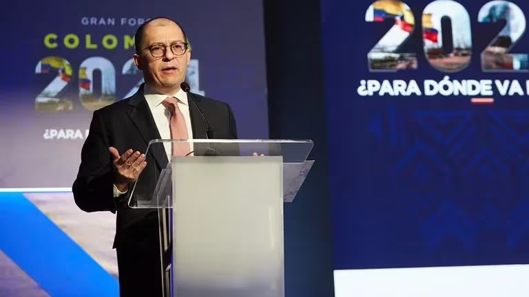  Francisco Barbosa se despide con millonario gasto en libros sobre su gestión en la Fiscalía