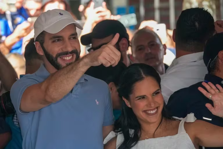  Elecciones en El Salvador: pese a la falta de resultados oficiales, Nayib Bukele se proclamó ganador con el 85% de los votos