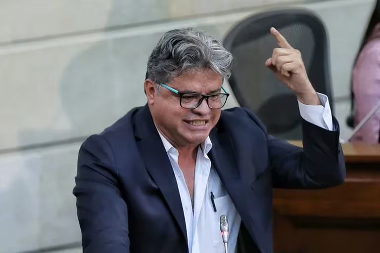  Senador Wilson Arias denunció a cinco partidos políticos por presunta financiación ilegal