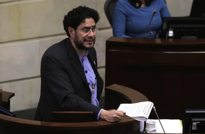  Iván Cepeda se rebeló y criticó al Gobierno Petro por no ser “perseverante en lograr un acuerdo nacional”