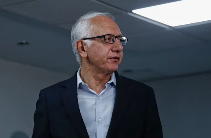  Petro defendió al minSalud señalando que quienes lo atacan no quieren un mejor sistema médico en Colombia