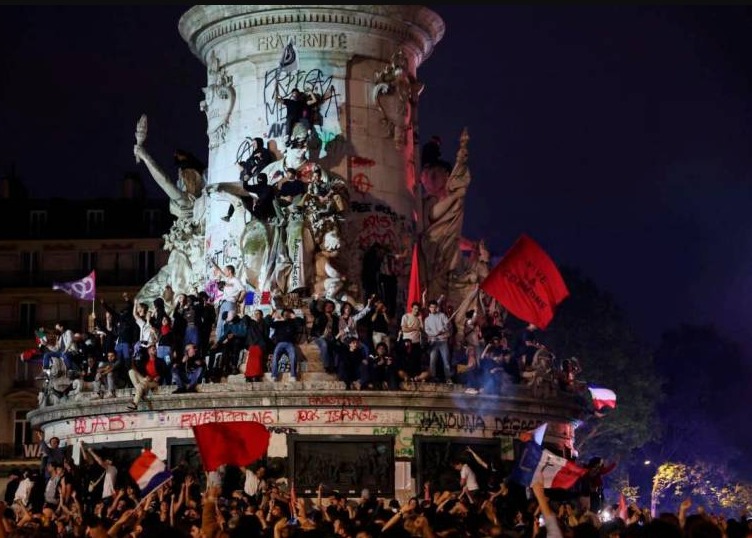  La izquierda celebra en París su inesperada victoria electoral