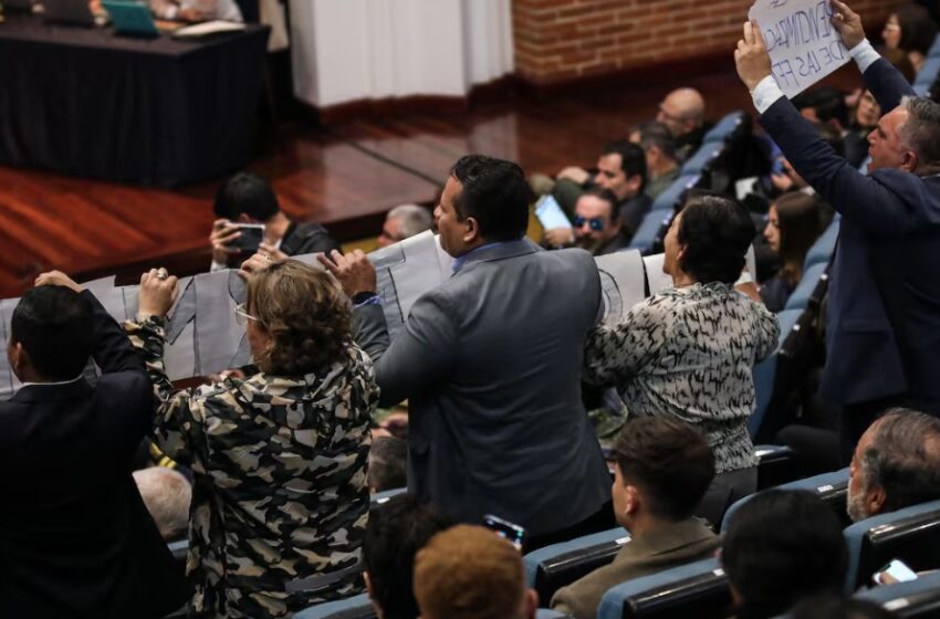  Duro rifirrafe entre el ministro de la Defensa, Iván Velásquez, y veteranos de la fuerza pública, en plena rendición de cuentas