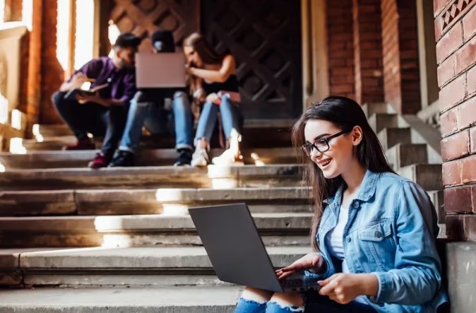  Jóvenes en Colombia prefieren ser influenciadores de redes sociales en vez de crear empresa y empleo, confirma estudio