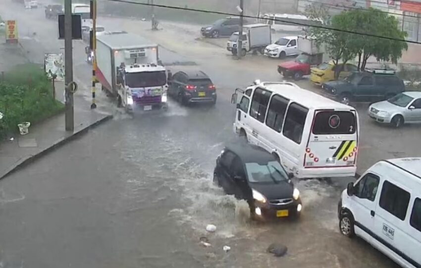  En imágenes: bajo el agua quedó Bogotá por las lluvias torrenciales que colapsaron la movilidad