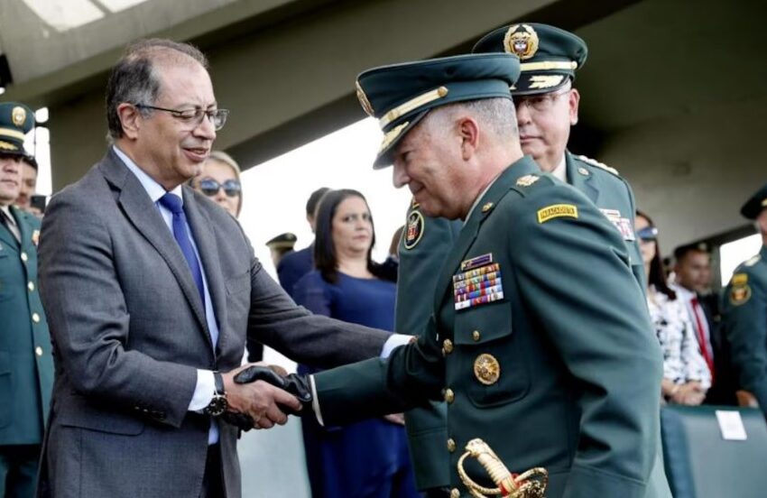 Generales (r) denunciaron que la orden de Petro al Ejército y la Policía de allanar bodegas de medicamentos es ilegal: “Como una dictadura”