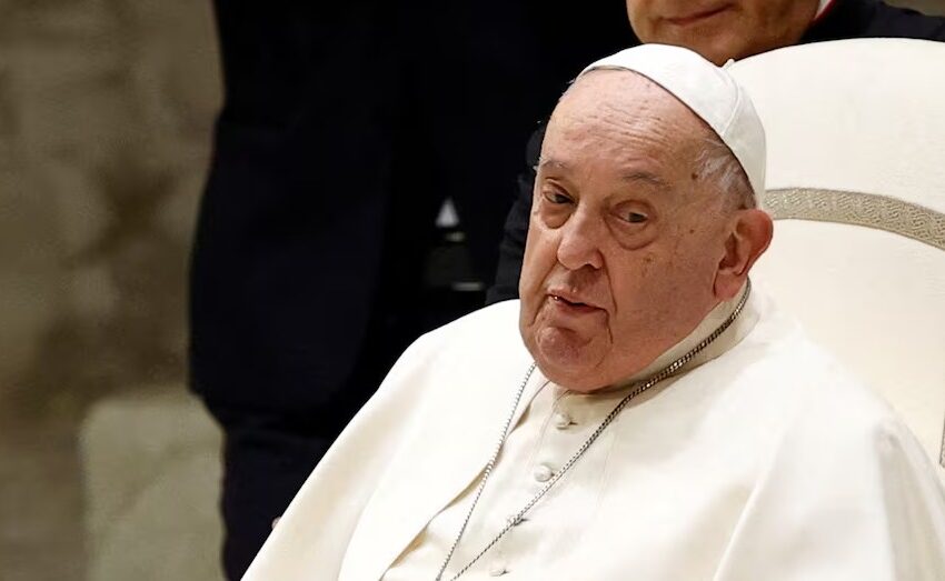  El papa Francisco saludó a los fieles y regresó al Vaticano tras más de un mes hospitalizado: “Gracias a todos”