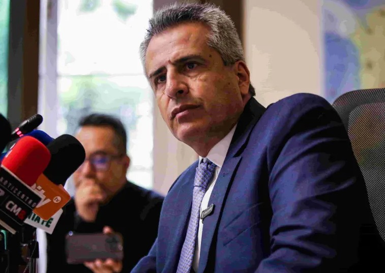  Exministro Luis Fernando Velasco dio instrucciones para direccionar contratos en la UNGRD, según la Fiscalía