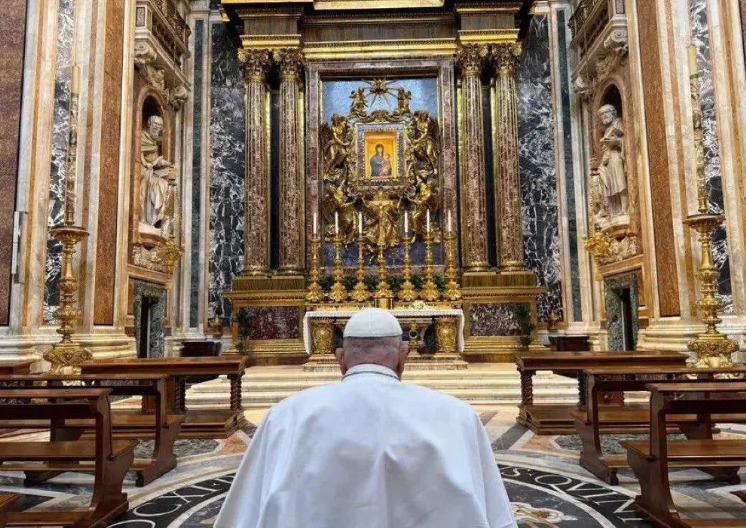  Papa Francisco visitó de sorpresa la Basílica de Santa María en vísperas de la Misa de Domingo de Ramos