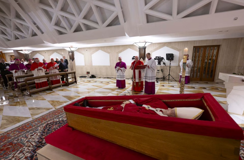  El Vaticano publicó las primeras imágenes del papa Francisco en su féretro