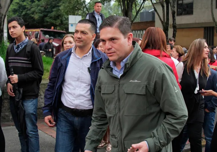  Exministro Juan Carlos Pinzón denunció que la UNP le retiró su esquema de seguridad