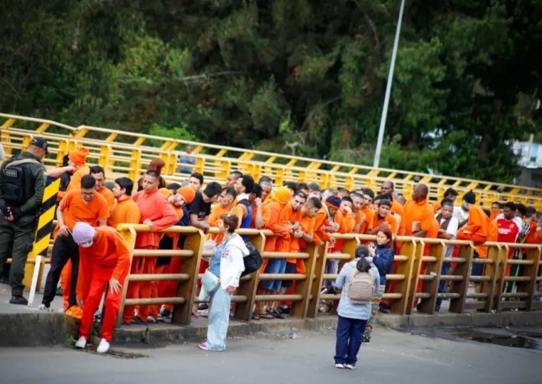  Canciller encargada viajó a la frontera con Ecuador para recibir a presos colombianos deportados