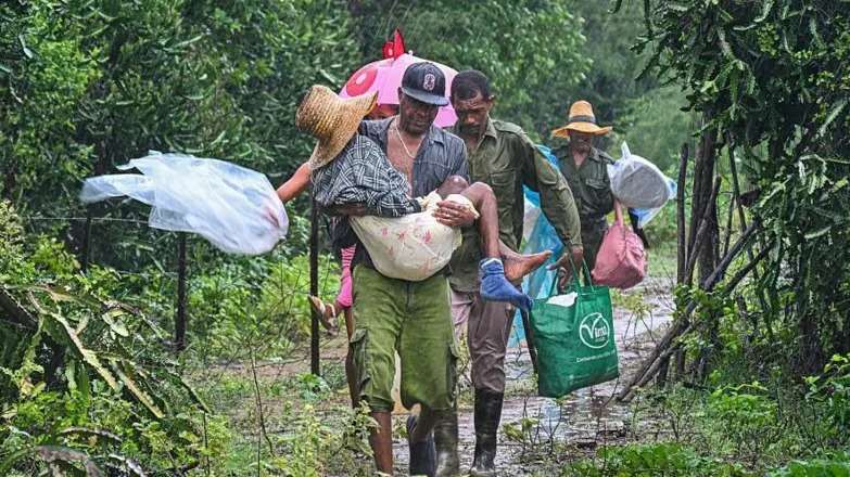 Melissa llega a Cuba como huracán de categoría 3 tras dejar una estela de devastación en Jamaica