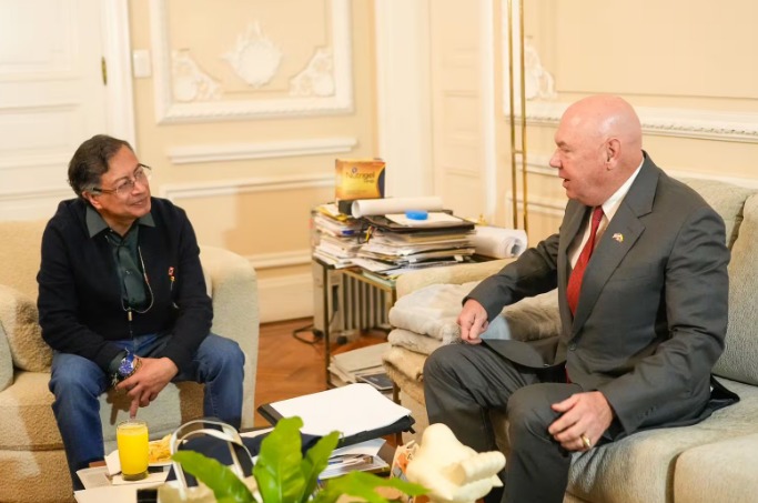  Presidente Petro y encargado en negocios de EE.UU, Jhon McNamara, se reunieron en Casa de Nariño