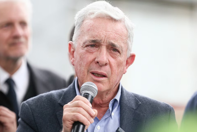  Álvaro Uribe señaló que Colombia corre el riesgo de sufrir bombardeos por “albergar terroristas”
