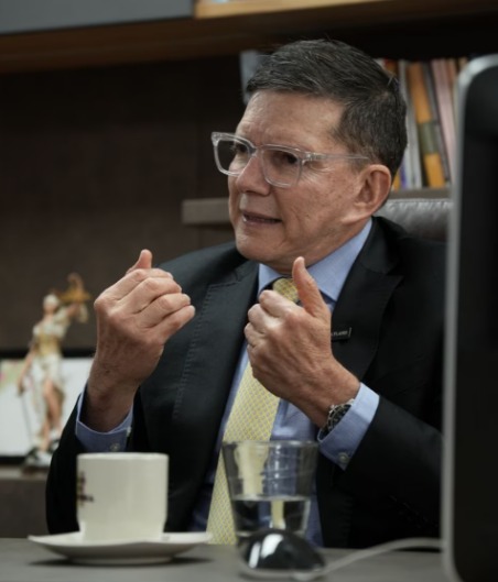  Wilson Ruiz dio un paso al costado en su aspiración presidencial y adhirió a Abelardo de la Espriella, al que espera apoyar desde el Senado