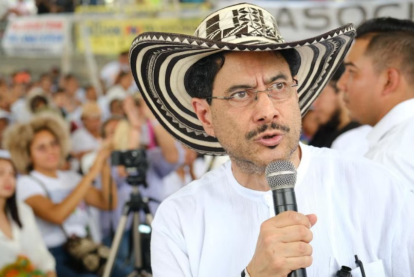 Iván Cepeda prometió ejecutar una “revolución” en Colombia si llega a ganar las elecciones presidenciales 2026: “Avanzaré en entregar tierras”