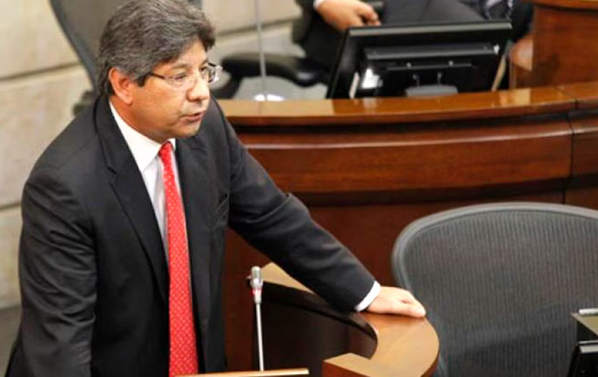  Críticas al exmagistrado Alejandro Linares por tutela que busca suspender el aumento del salario mínimo: “Mucha mezquindad y clasismo”
