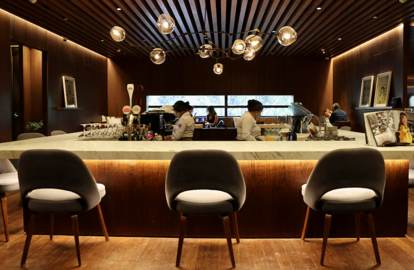  Salario mínimo e IPC sacuden a los restaurantes y advierten cierres, cambios de menú y despidos: “Se están echando para atrás”