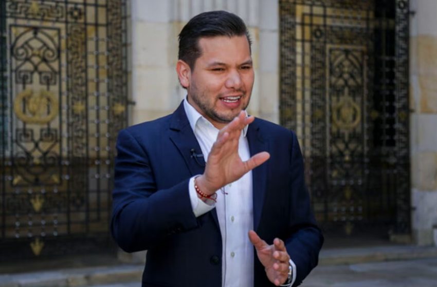  El CTI allanó la vivienda de Andrés Calle por el escándalo de la Ungrd: allí se habrían entregado $1.000 millones