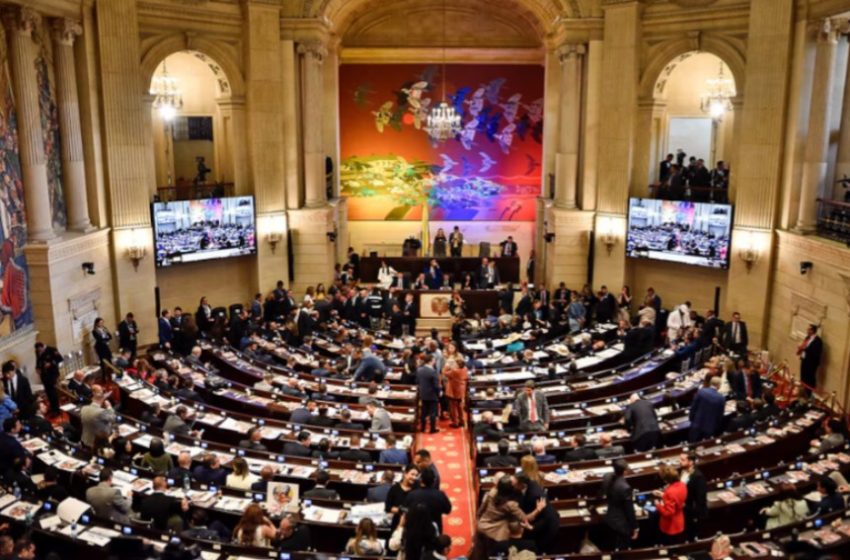 Dura crítica a los congresistas del Partido Comunes: dicen que los exFarc “se van como llegaron, como los criminales que siempre han sido”