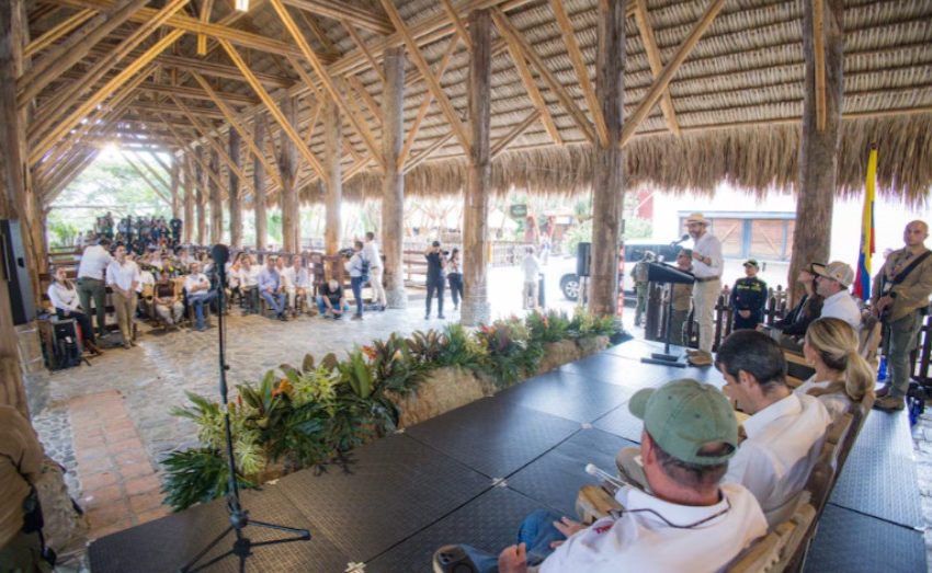 Abelardo de la Espriella confirmó que cada mes donará su sueldo a causas sociales, tras entregar el primero a dos ancianatos de Quindío